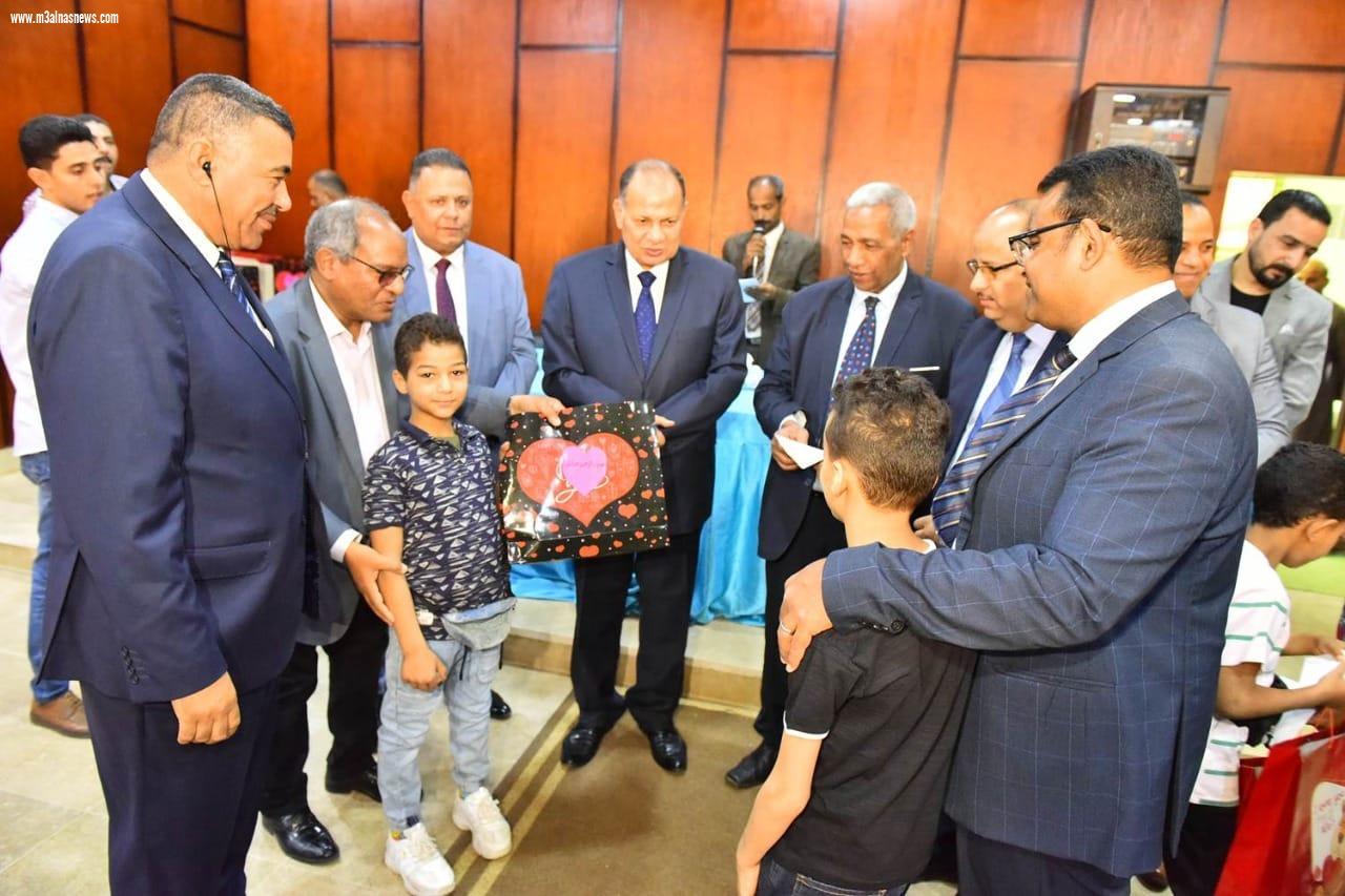 محافظ أسيوط يزور دور الايتام لمشاركة الأطفال فرحتهم بعيد الفطر المبارك ويقدم لهم والهدايا ويفتتح أعمال التطوير التي تمت بدار الحنان للبنين