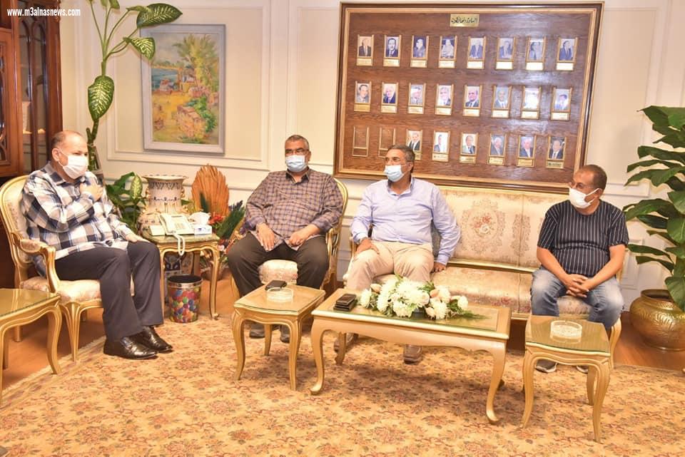 محافظ أسيوط يكرم مدير منطقة هيئة الابنية التعليمية بأسيوط تقديراً لجهوده وتفانيه فى أداء عمله