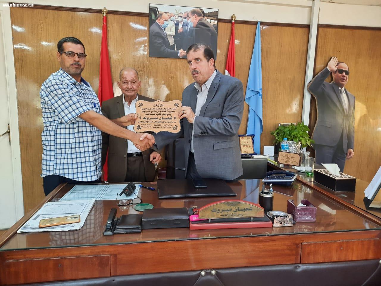 أمين عام حملة الوحدة الوطنية يكرم رئيس مدينة كفرالشيخ