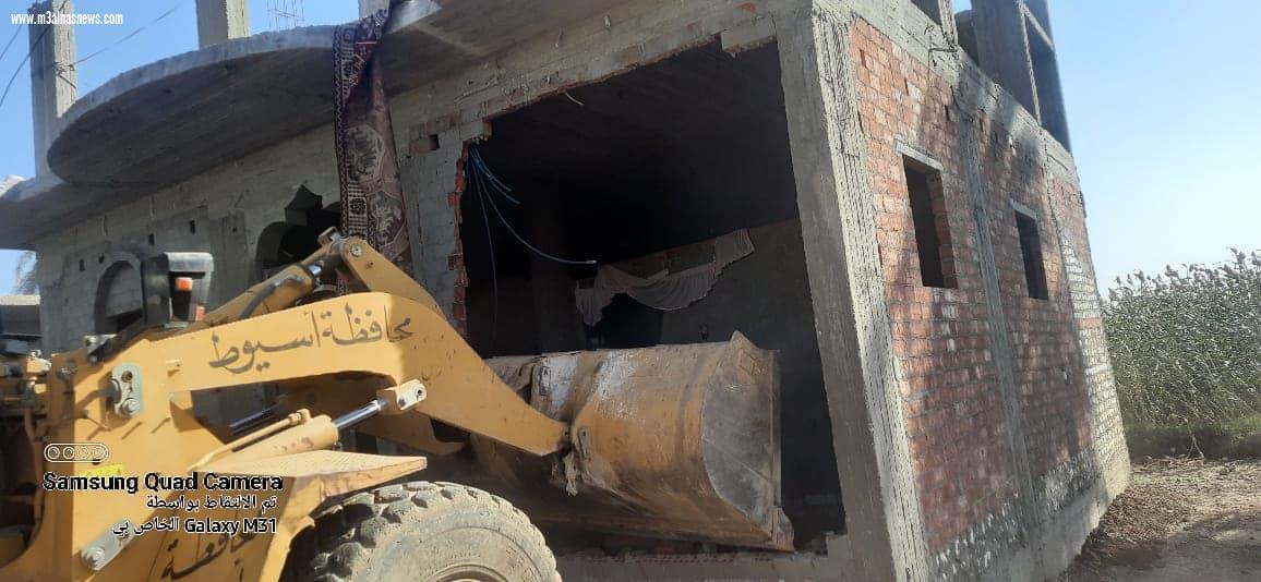 ضمن الموجة الـ 18 لإزالة التعديات محافظ أسيوط: إزالة 8 حالات تعدي على أراضي زراعية وأملاك دولة بمركزي أبنوب والفتح خلال يوم واحد