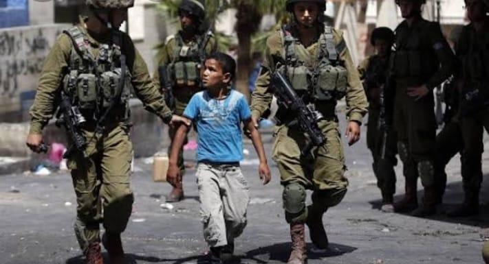 إعتقال قوات الاحتلال الإسرائيلي لطفل فلسطيني