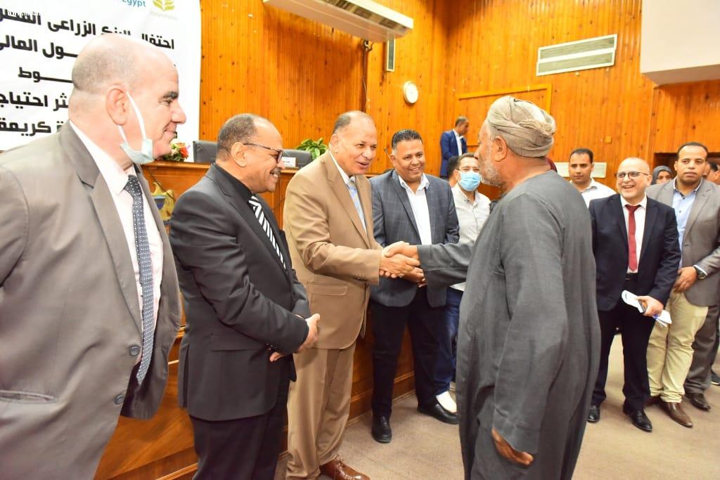 مقدمة من البنك الزراعي المصري محافظ أسيوط يسلم كوبونات المساعدات المالية للسيدات الريفيات من الأسر الأكثر احتياجاً في إطار مبادرة
