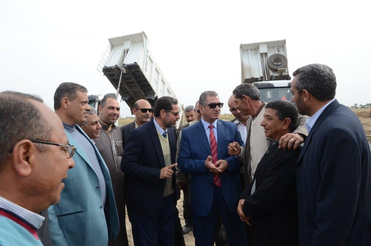 محافظ كفرالشيخ يتابع أعمال إنشاء مصنع فصل الرمال السوداء بالبرلس.. 