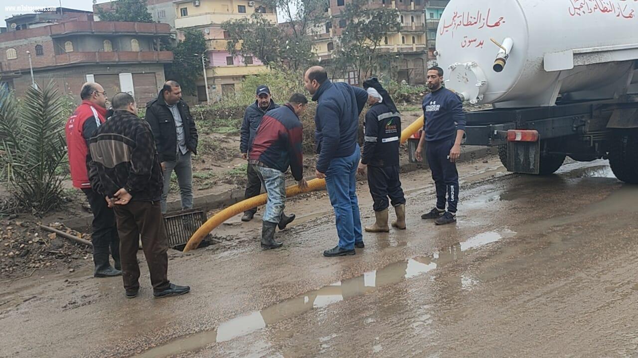 استمرار رفع مياه الأمطار بشوارع مدن وقرى كفر الشيخ