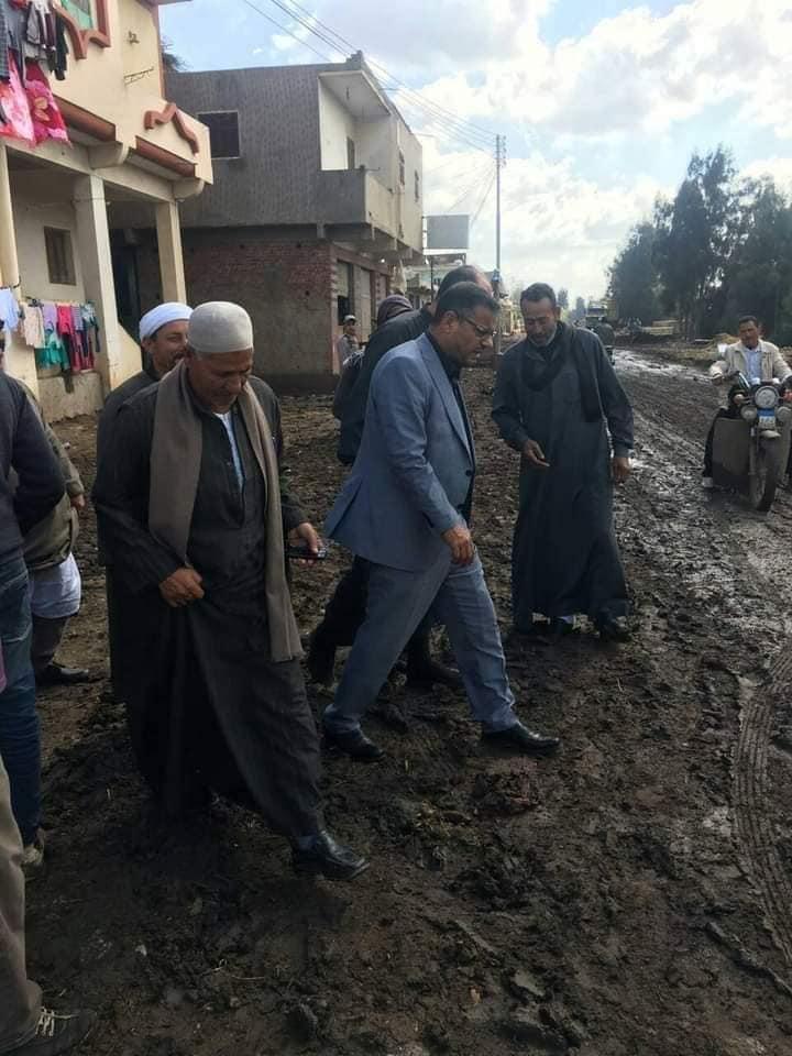 نائب بكفرالشيخ يتجول فى الطين تلبية لدعوة مواطنين