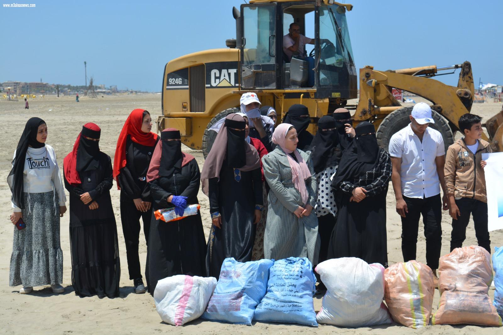 جمعية النهضة للتنمية الزراعية تشارك مصيف بلطيم تنظيف شاطىء الأمل من النفايات
