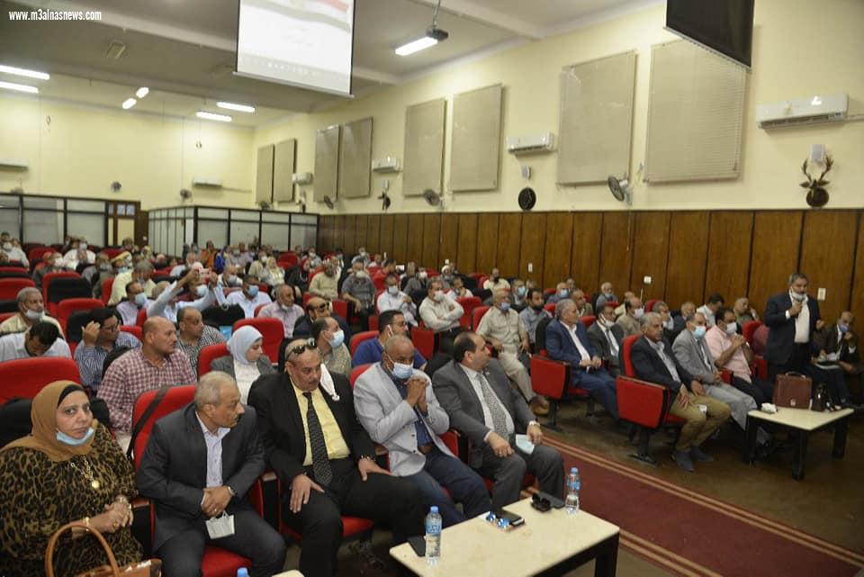 محافظ أسيوط يلتقي قيادات مديرية التربية والتعليم ومديري الإدارات التعليمية لمناقشة الاستعدادات النهائية للعام الدراسي الجديد والتأكيد على أعمال تطعيم جميع العاملين ضد فيروس كورونا قبل بدء الدراسة