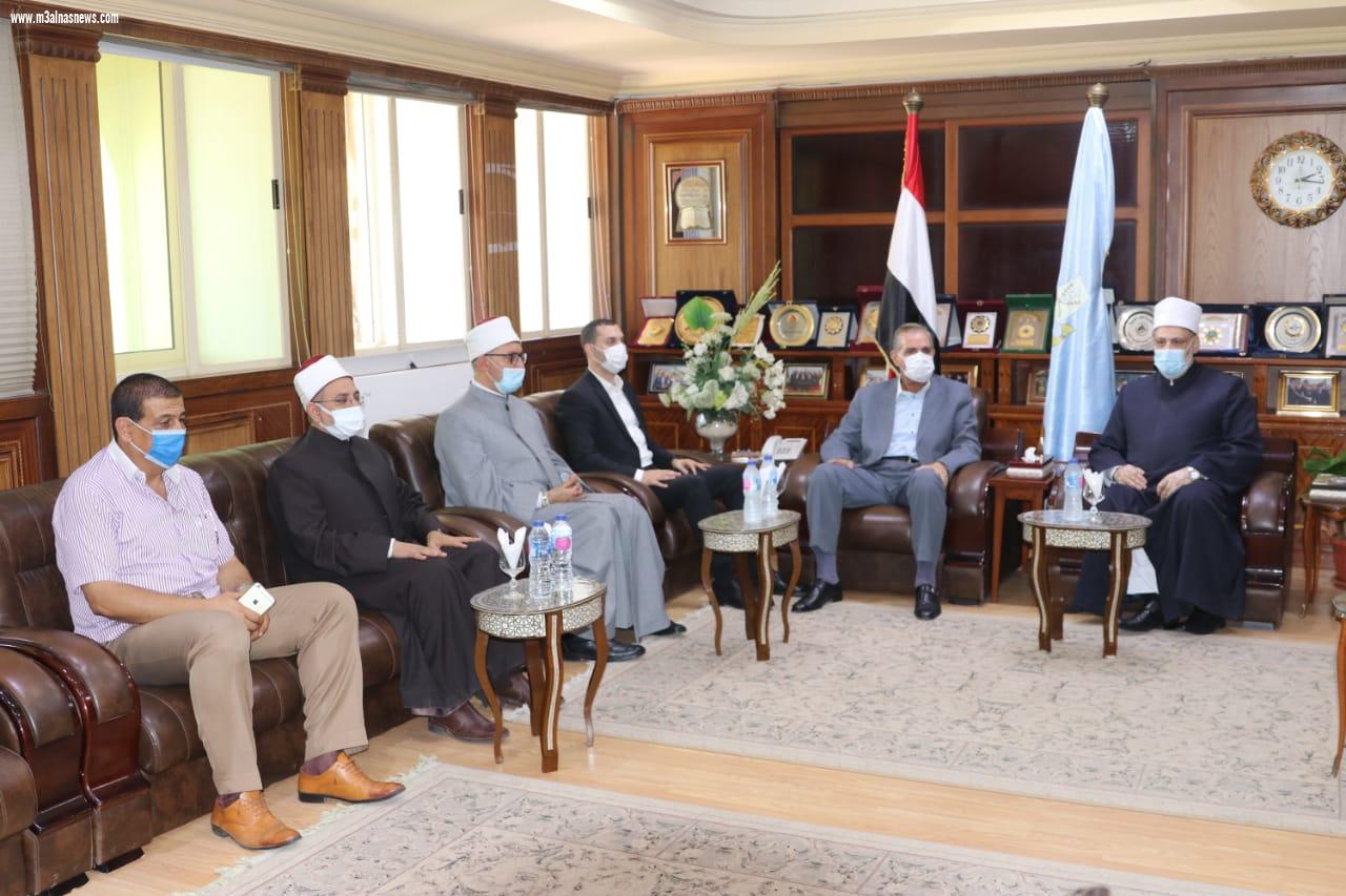 محافظ كفر الشيخ يناقش عدداً من الموضوعات الخاصة بالمعاهد الأزهرية مع أمين عام البحوث ورئيس قطاع المعاهد
