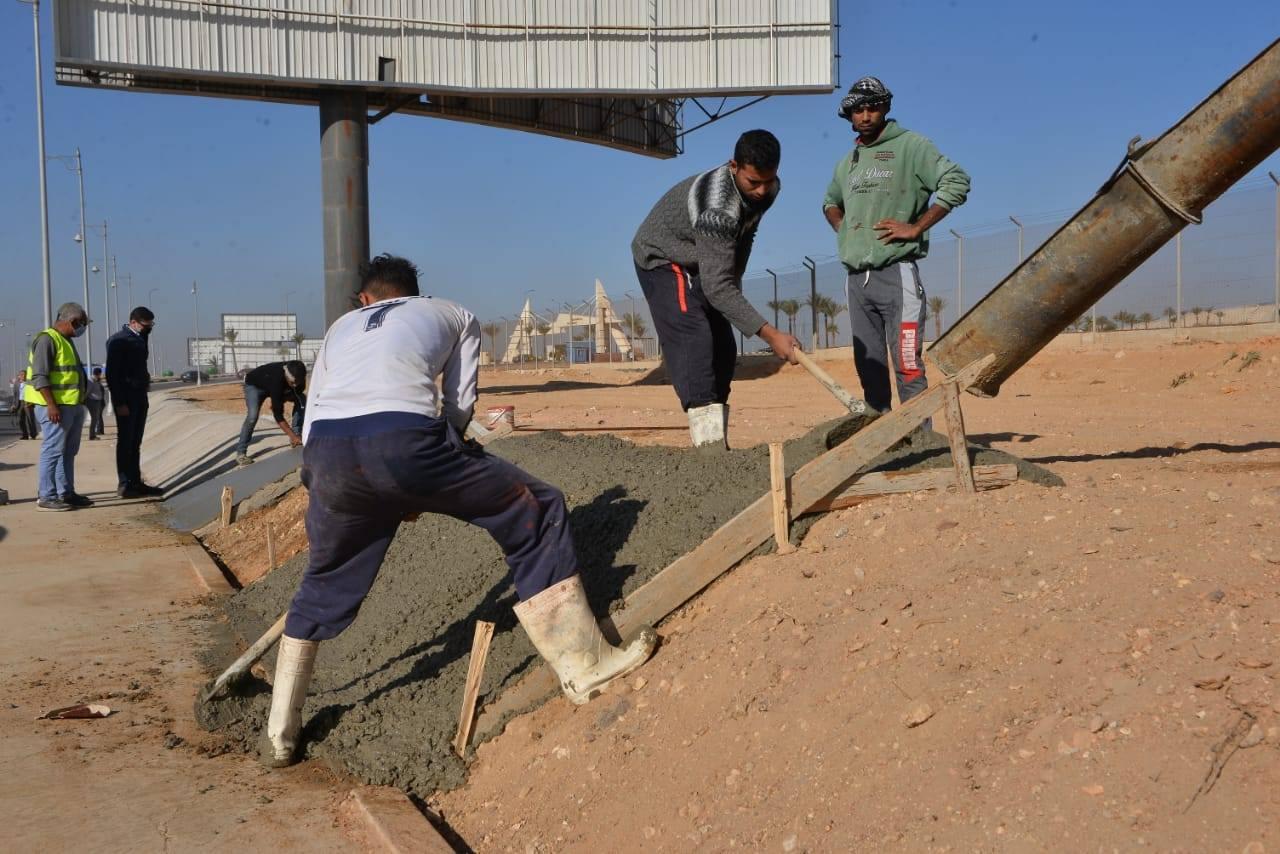 وزير الطيران المدنى يتفقد مشروع أسوار التأمين المحيطة بمطار القاهرة الدولى