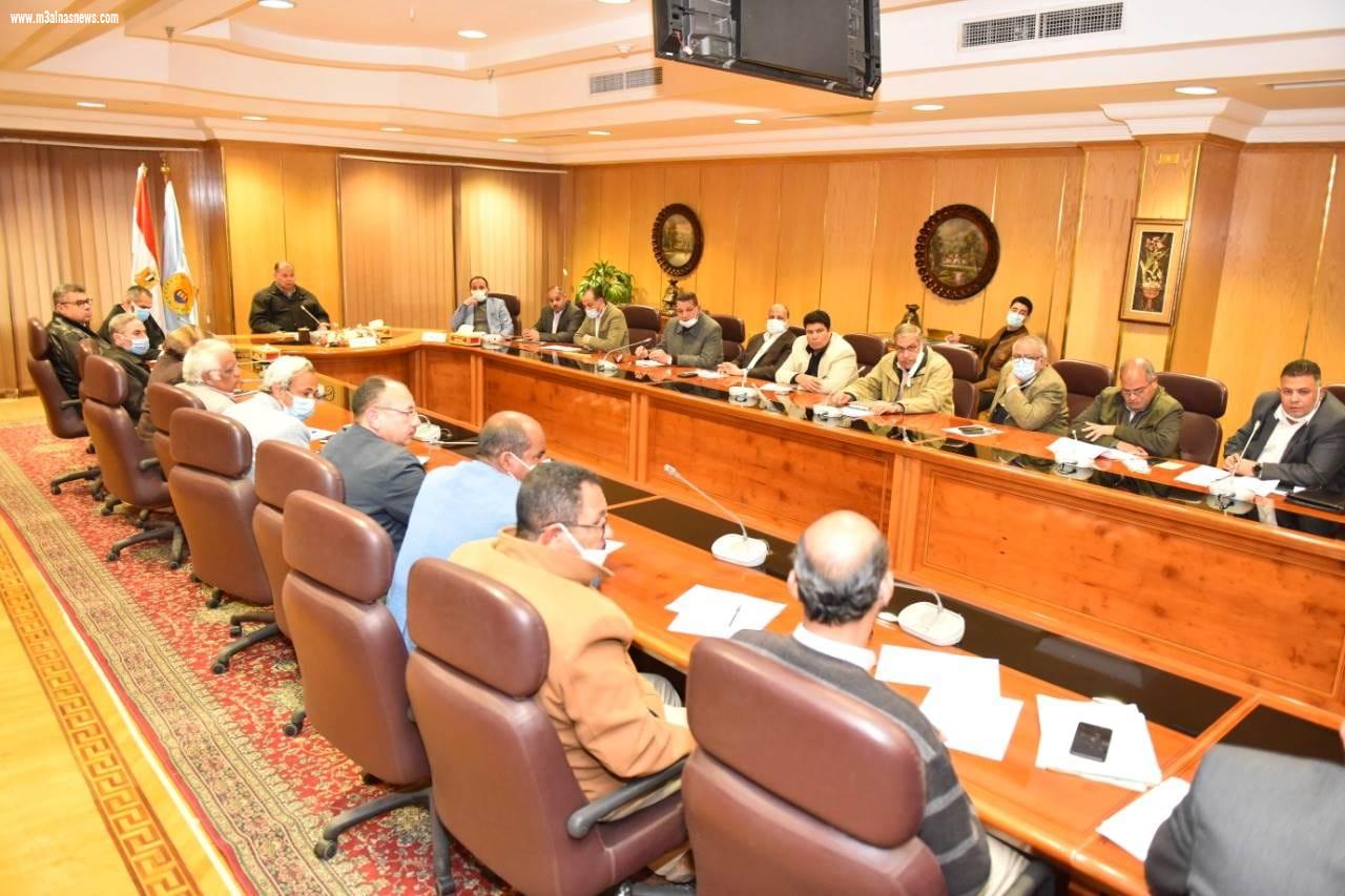 محافظ أسيوط يؤكد على متابعته المستمرة لمنظومة تقنين أراضي أملاك الدولة ويشدد على تكثيف العمل وزيادة معدلات الأداء