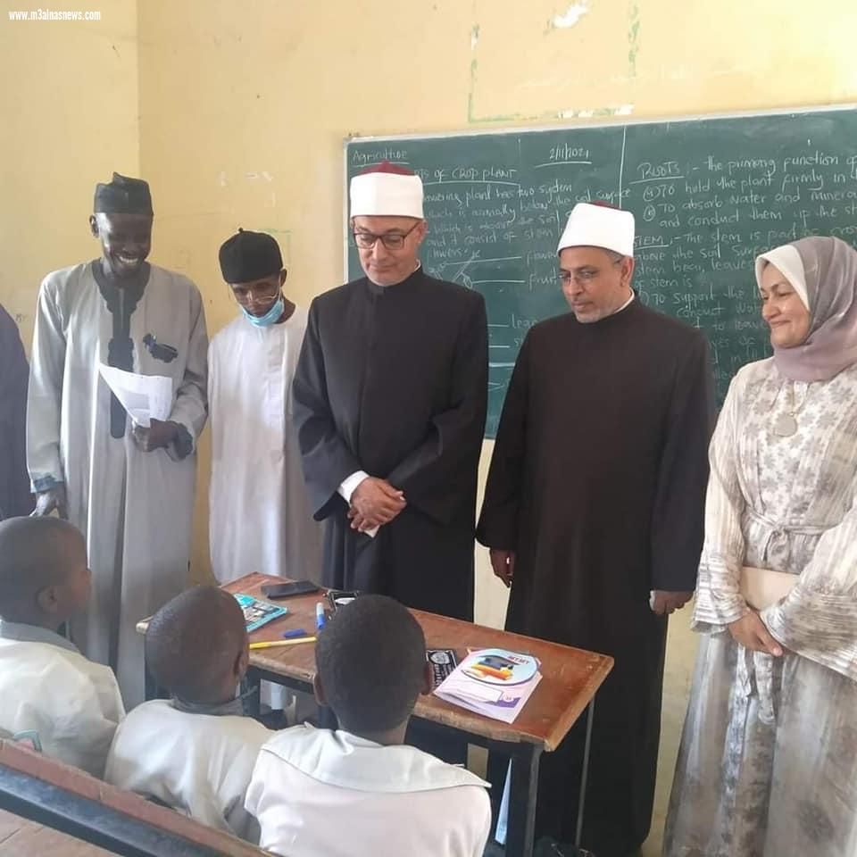 وفدُ الأزهرِ الشريفِ بمشاركةِ رئيسِ قطاعِ المعاهدِ الأزهريةِ يتفقدُ المعاهدَ الأزهريةَ والمركزَ الثقافيَ المصريَ بمدينةِ