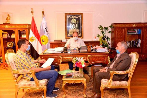 محافظ أسيوط يقرر تخفيض الحد الأدنى للقبول بالصف الأول الثانوى للمرة الثانية بمعدل درجتين ليصبح القبول بالثانوى العام 253 درجة بالمدارس ذات الكثافة المنخفضة 