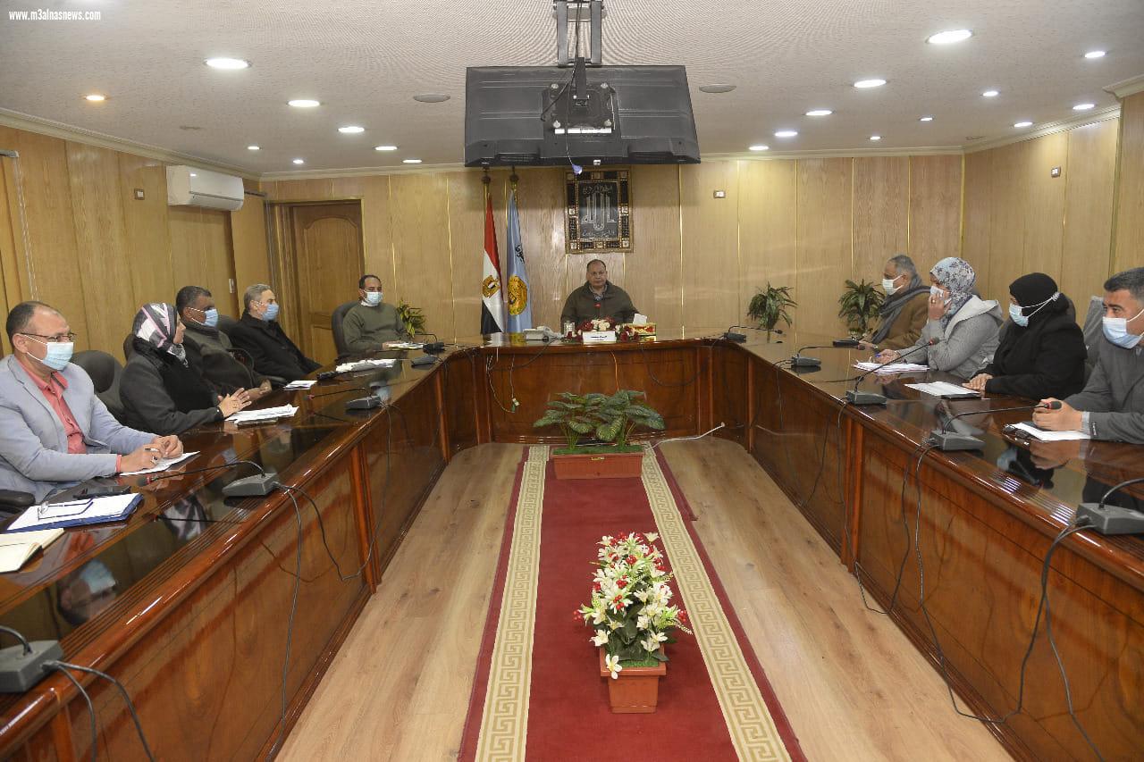 محافظ أسيوط يناقش خطة العمل بمنظومة المتغيرات المكانية لرصد التعديات والقضاء على البناء العشوائي