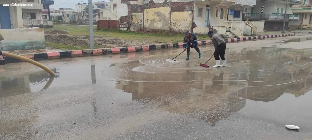 استمرار رفع مياه الأمطار بشوارع مدن وقرى كفر الشيخ