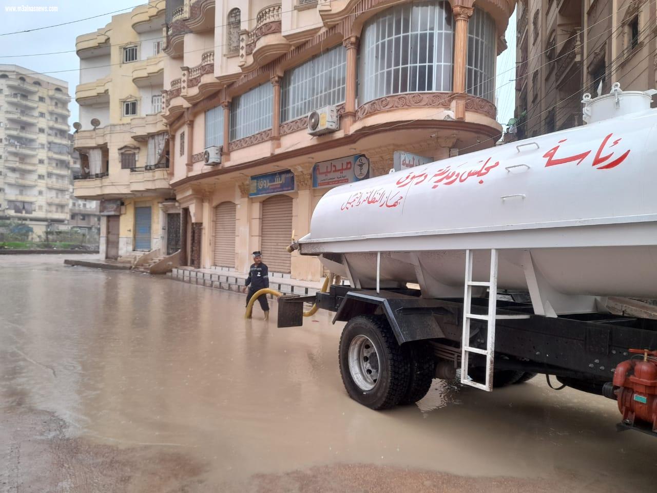 استمرار رفع مياه الأمطار بشوارع مدن وقرى كفر الشيخ