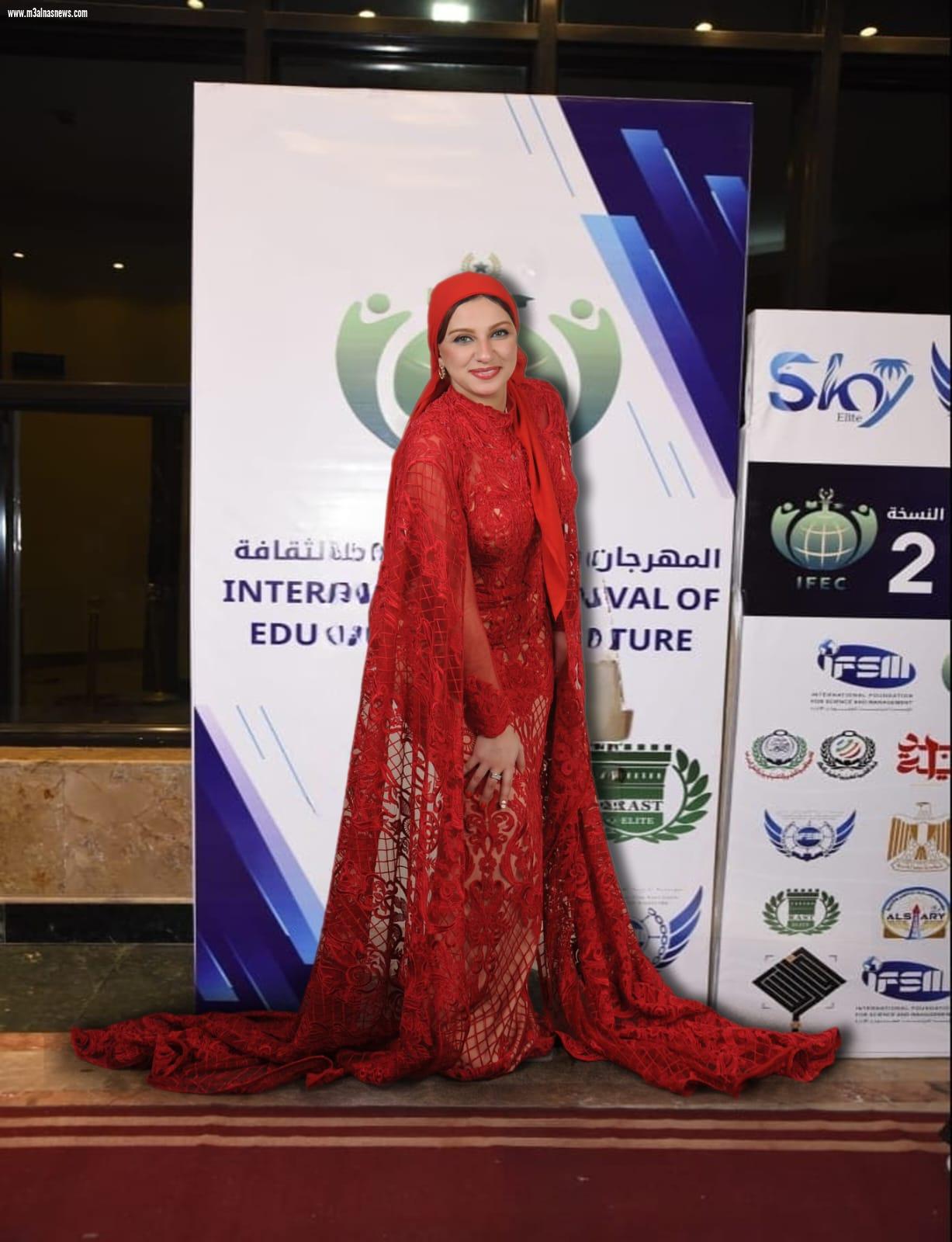 جيجي محمود تلمع في سماء الفن بفستان أحمر ساحر خلال تكريمها من المركز الثقافي الدولي
