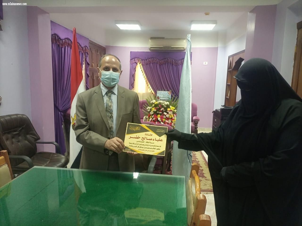  وكيل وزارة التربية والتعليم بكفر الشيخ يكرم المتميزين من المعلمين والموجهين