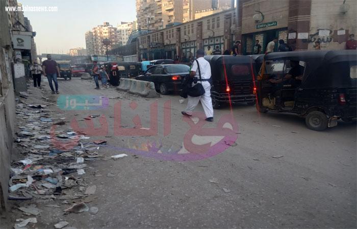 الشرطة تفتح الطريق من تكدس التكاتك أمام محطة مترو عزبة النخل