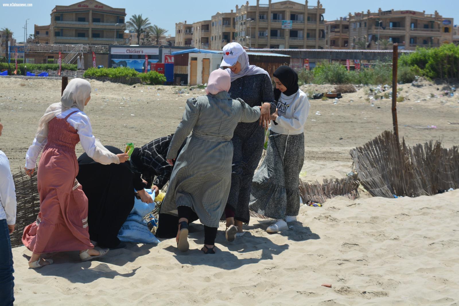 جمعية النهضة للتنمية الزراعية تشارك مصيف بلطيم تنظيف شاطىء الأمل من النفايات