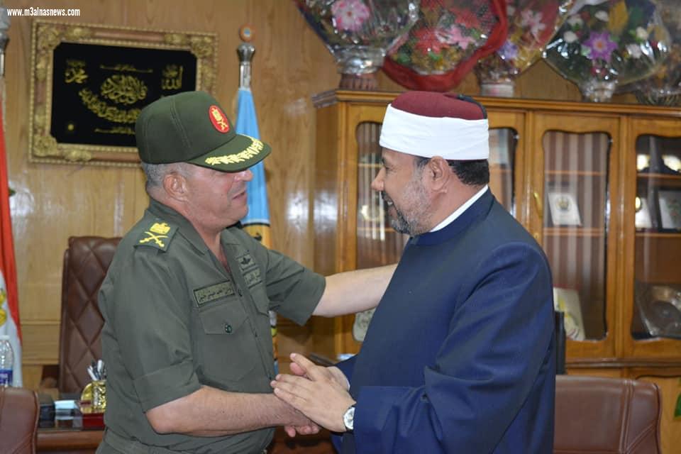 نائب رئيس جامعة الأزهر يستقبل قائد المنطقة الجنوبية العسكرية للتهنئة بعيد الأضحى