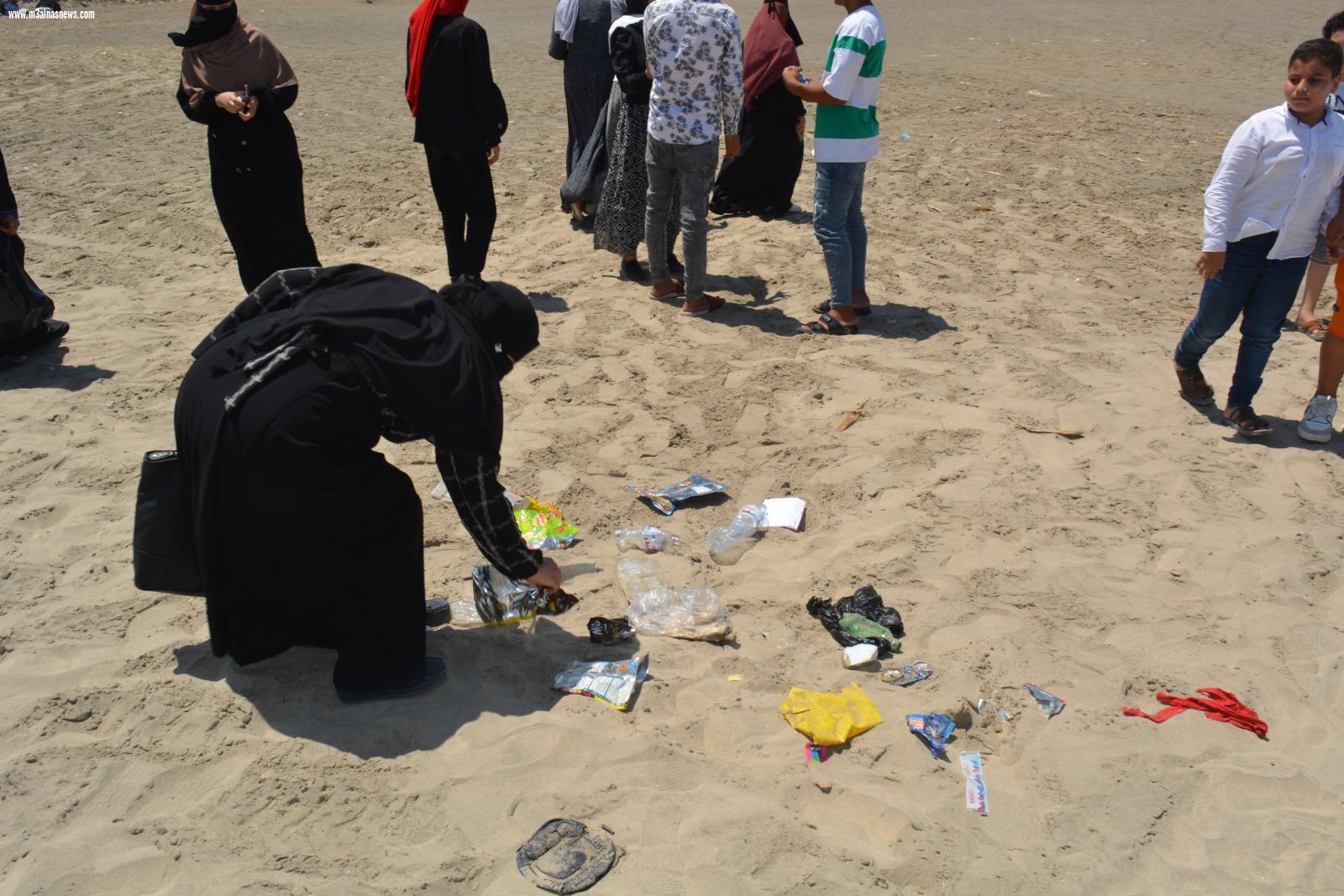 جمعية النهضة للتنمية الزراعية تشارك مصيف بلطيم تنظيف شاطىء الأمل من النفايات