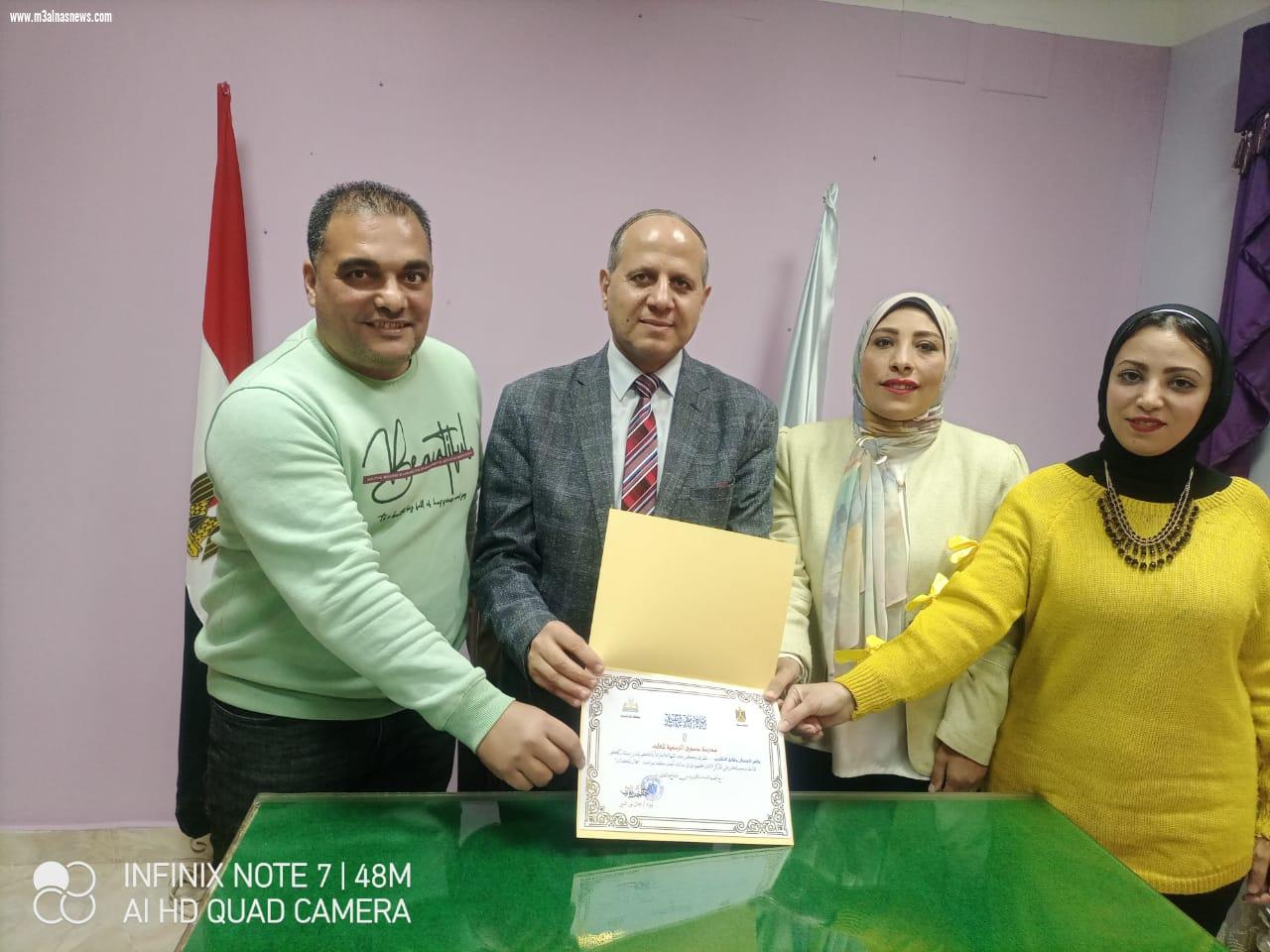 وكيل تعليم كفر الشيخ يكرم مدرسة دسوق لحصولها على المكتبة النموذجية