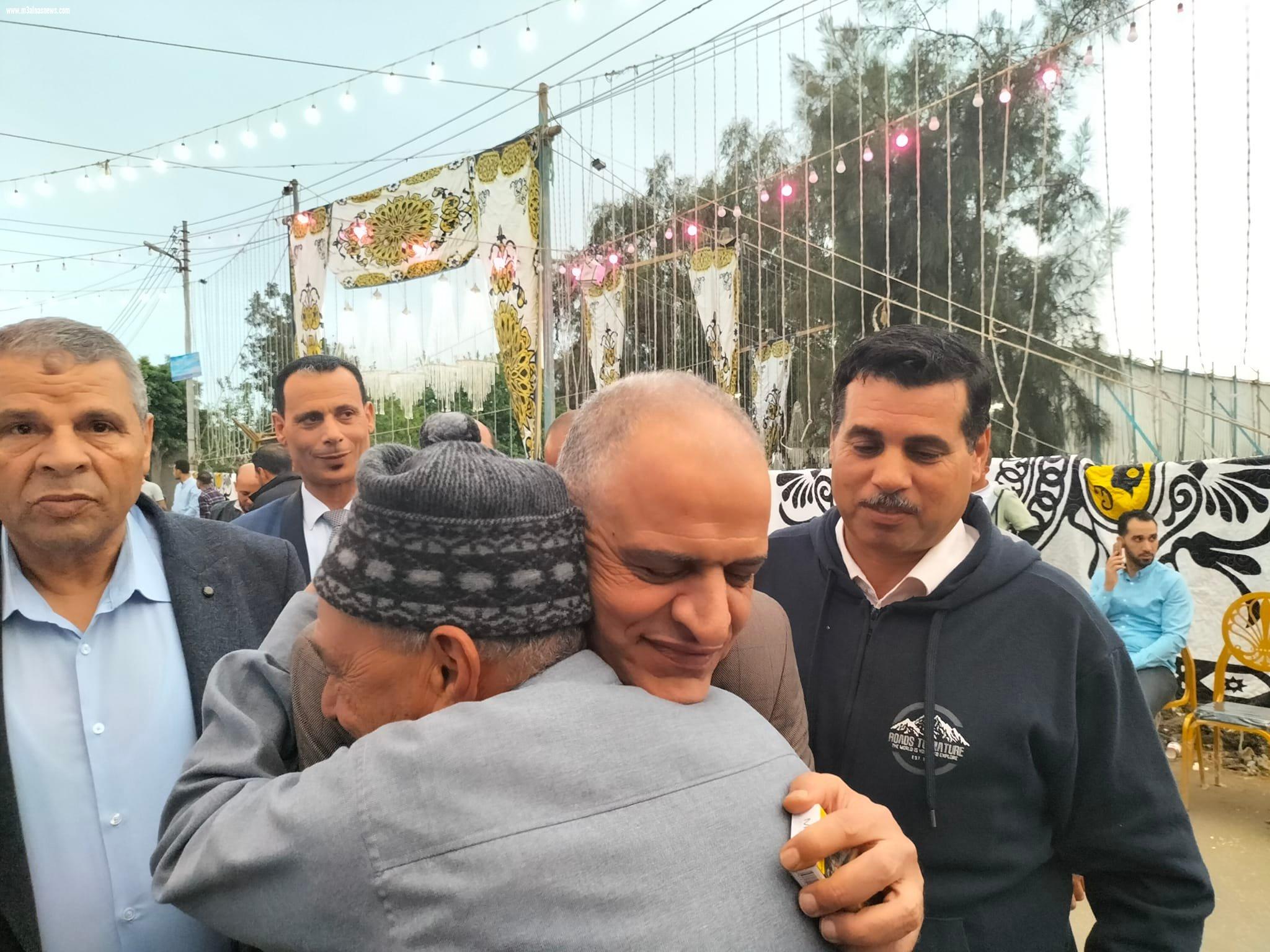 قيادات أمنية وإعلامية ورياضية يشاركون اللواء مسعد أبوسكين مدير أمن قنا زفاف نجله.. صور