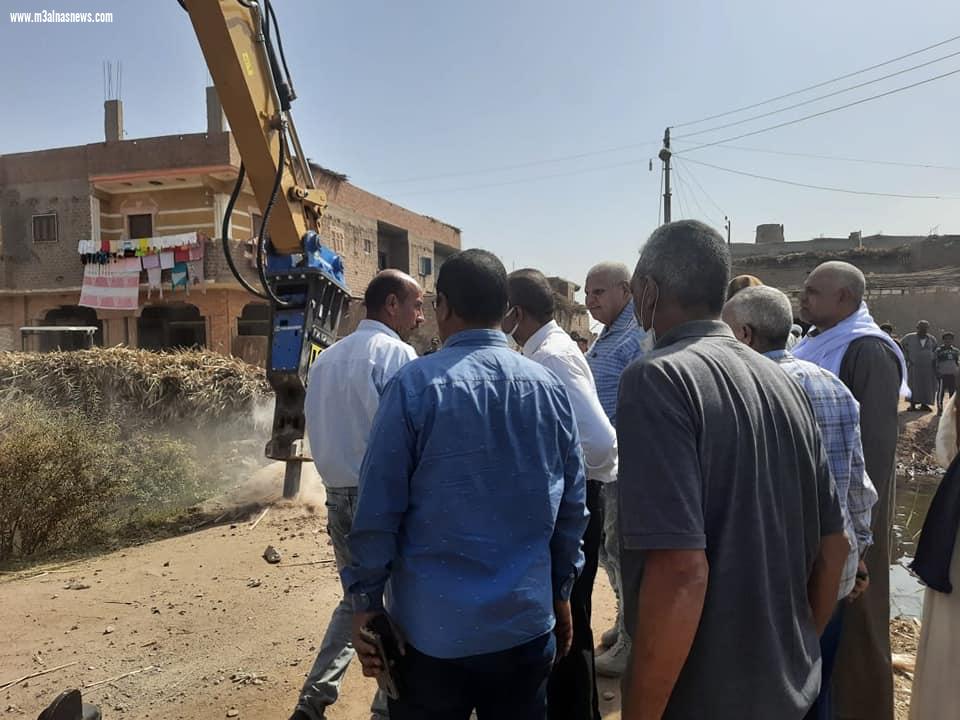 محافظ أسيوط: إزالة 28 حالة تعدي على أراضي تابعة للاصلاح الزراعي والصرف والري بمركزي منفلوط والقوصية ضمن المرحلة الثانية من الموجة الـ 18 لازالة التعديات