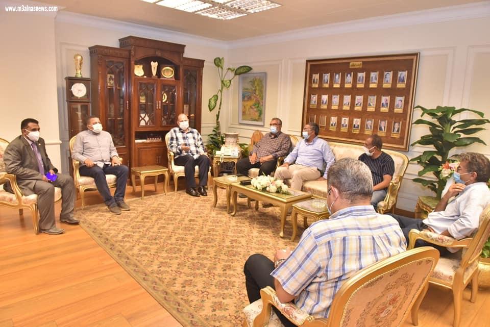 محافظ أسيوط يكرم مدير منطقة هيئة الابنية التعليمية بأسيوط تقديراً لجهوده وتفانيه فى أداء عمله