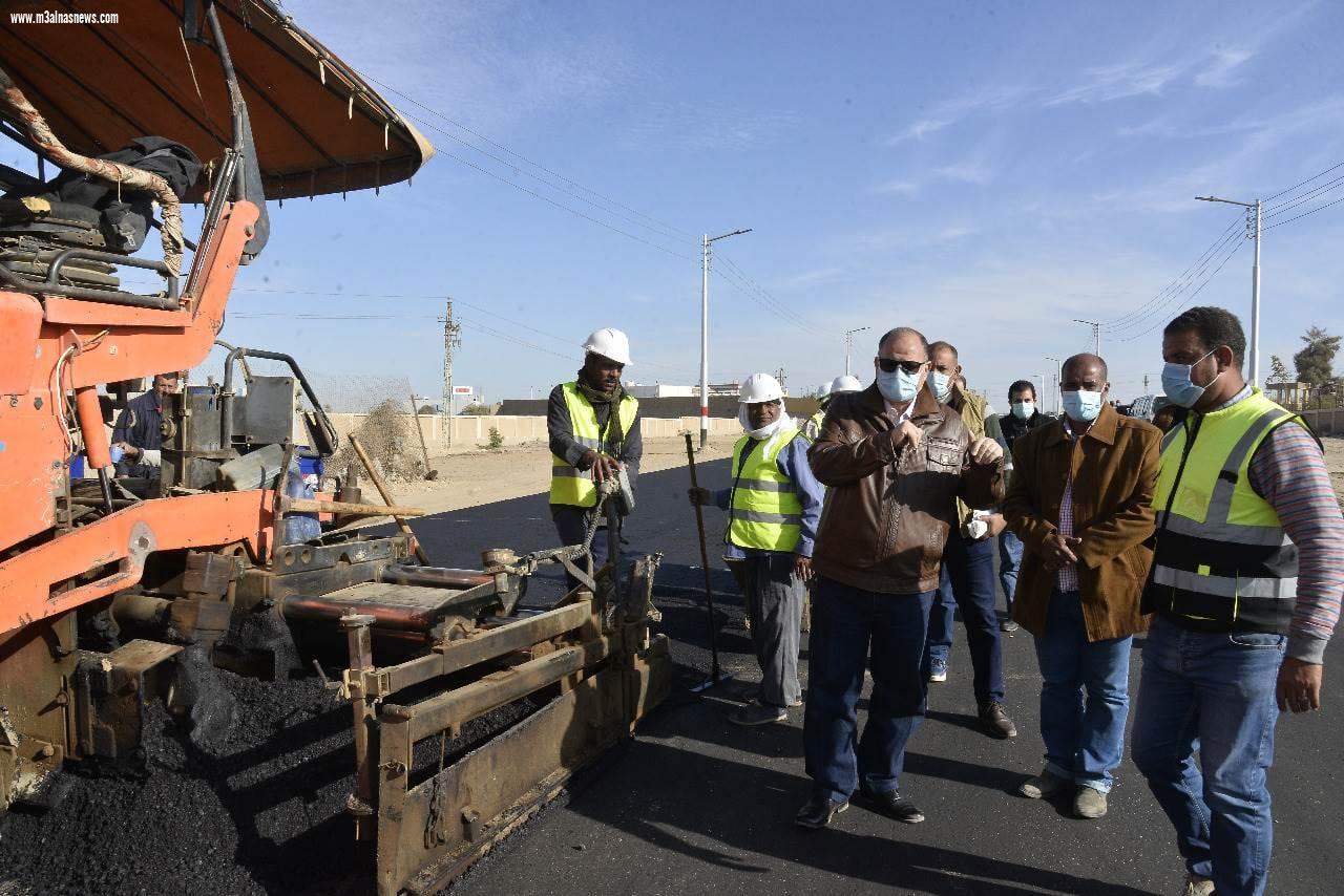 محافظ أسيوط يتفقد أعمال تطوير ورفع كفاءة ورصف طريق 