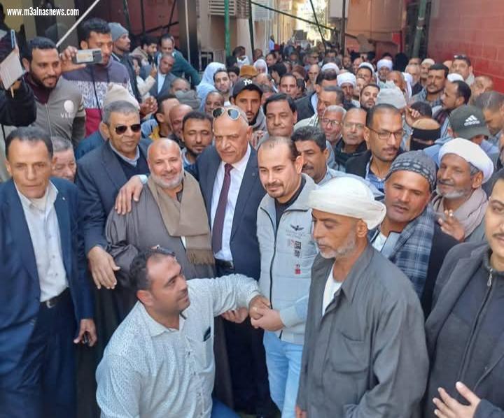 بالهتافات والأغانى الوطنيه والزغاريد ... الآلاف فى استقبال حاشد للواء مسعد أبوسكين بمسقط رأسه بكفر الشيخ