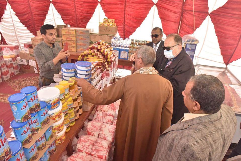 محافظ أسيوط يفتتح معارض الغرفة التجارية لبيع الخضار والفاكهة والسلع الغذائية بأسعار مخفضة بميدان المنفذ وجمعية الشبان المسلمين