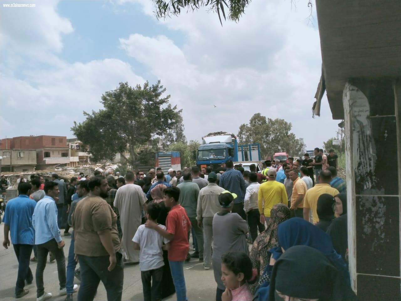 وقفة احتجاجية لاهالى قرية زيدان بكفرالشيخ لتأخر بانتشال جثامين أبنائهم