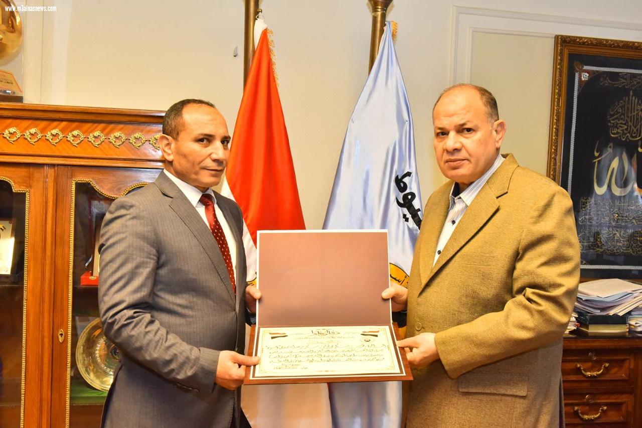 محافظ أسيوط يكرم اللواء شاكر يونس لتوليه سكرتيرًا عامًا لمحافظة الجيزة وعلى مجهوداته خلال الفترة الماضية