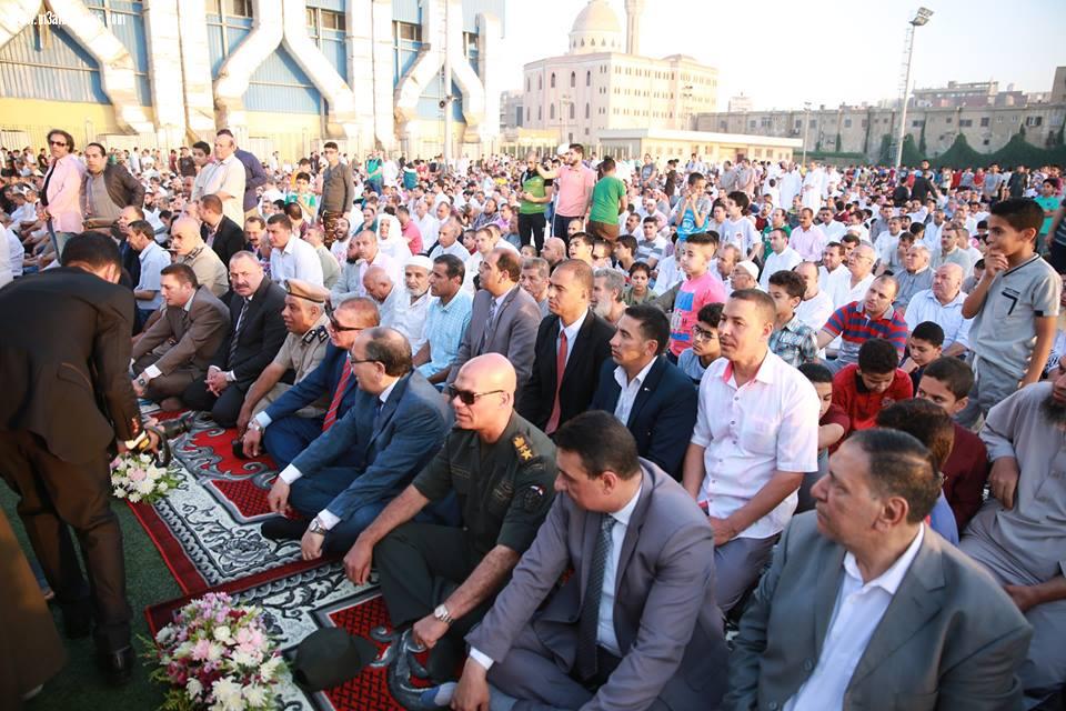 محافظ كفرالشيخ يؤدي صلاة عيد الفطر المبارك بالاستاد الرياضي وسط الآلاف من المصلين.. 