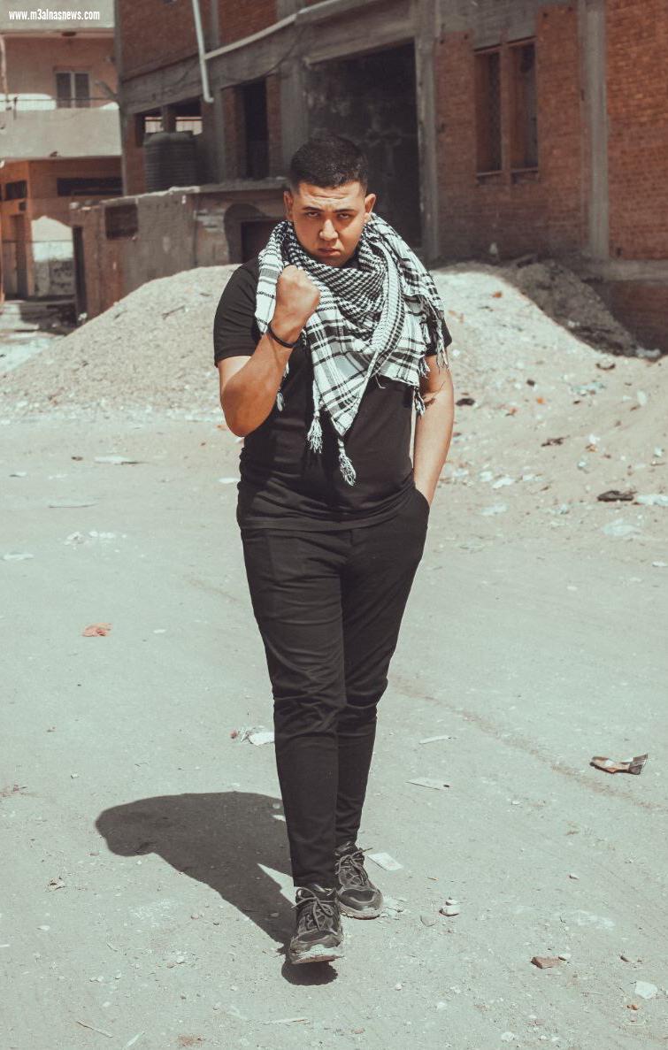 إعلامى مصرى شاب يصور سيشن يبين معاناة الشباب الفلسطينى