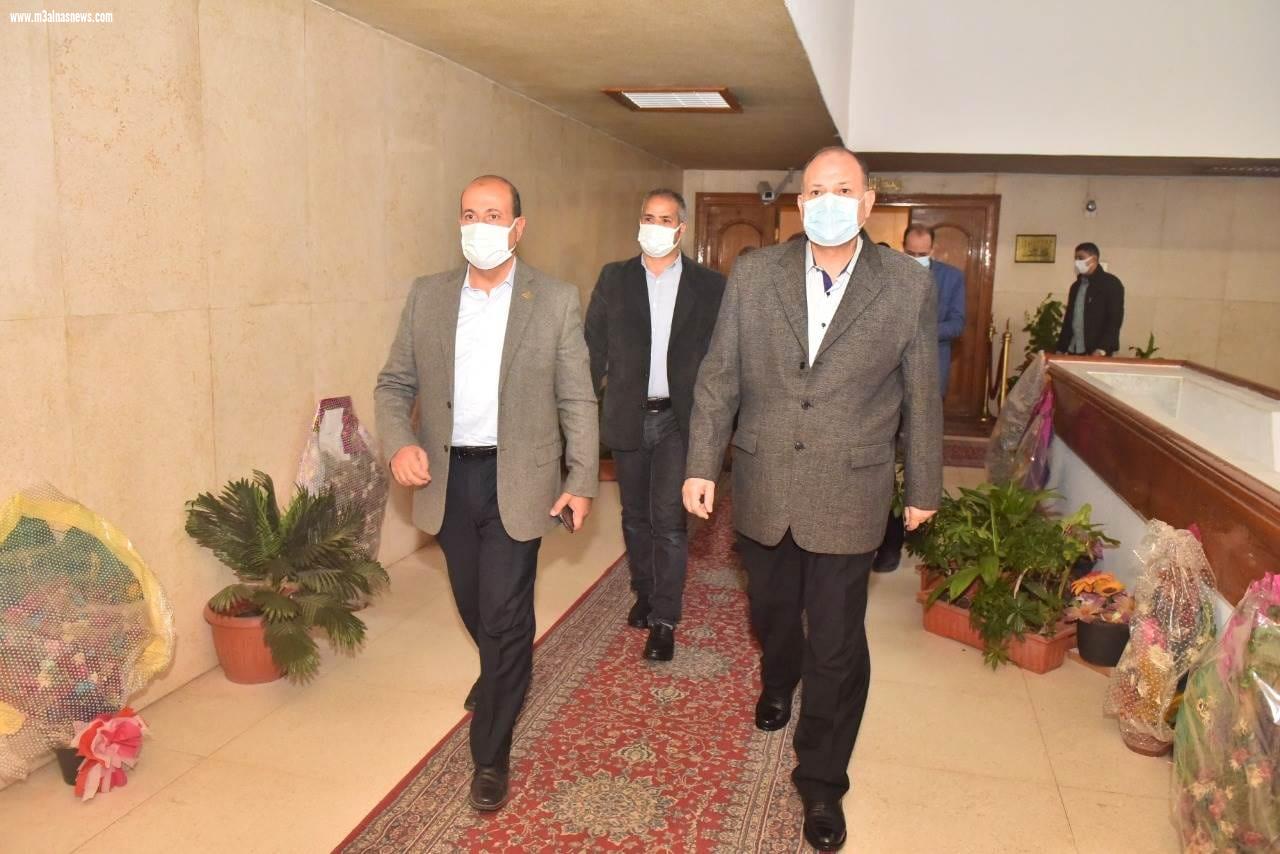 محافظ أسيوط يلتقى رئيس الجهاز المركزي للتعمير لمناقشة الموقف التنفيذي لمشروعات المبادرة الرئاسية حياة كريمة ومرحلتها الجديدة المشروع القومي لتطوير الريف المصري