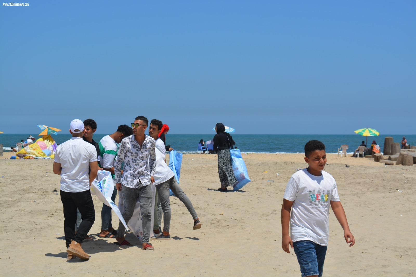 جمعية النهضة للتنمية الزراعية تشارك مصيف بلطيم تنظيف شاطىء الأمل من النفايات