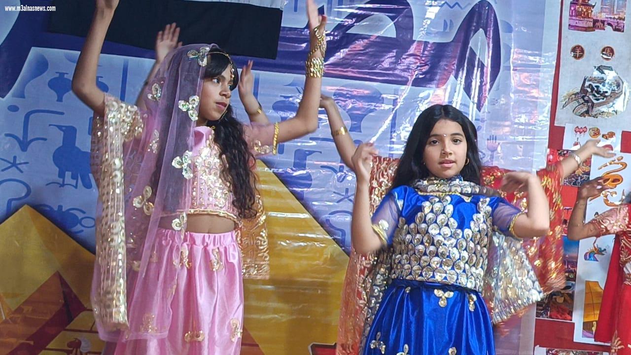 احتفالية عالم واحد علي مسرح طيبة المتكاملة الدولية والمشاركون بالعرض يستخدمون  اللغات العربية والصينية والإنجليزية 