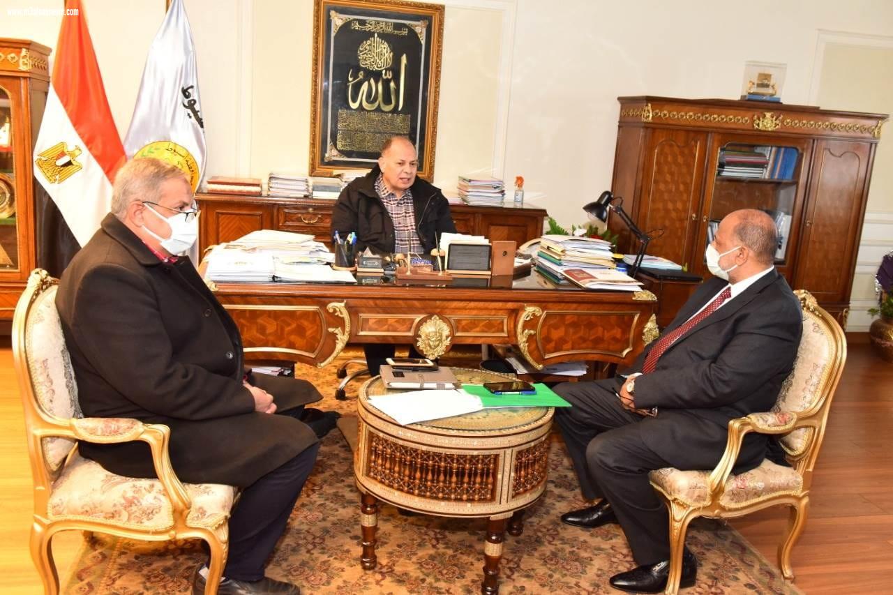 محافظ أسيوط يلتقى وكيل وزارة الصحة ويشيد بحصول مديرية الصحة على المركز الأول في إرتفاع نسبة المستهدف اليومي لتطعيم كورونا ويوجه بتكثيف حملات تطعيم المواطنين