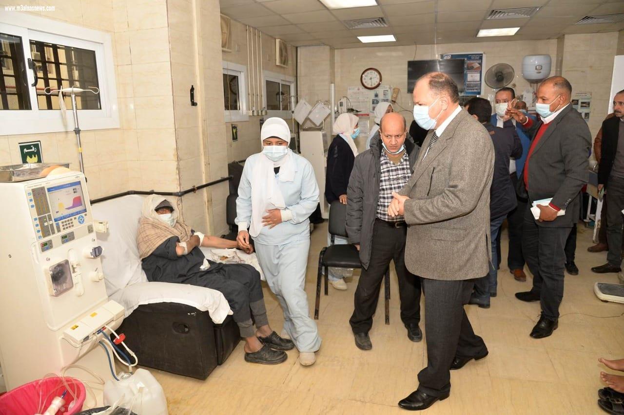 خلال جولة مفاجئة .. محافظ أسيوط يتفقد سير العمل بوحدة الغسيل الكلوي بمستشفى المبرة ويطمئن على صحة المرضى ويلتقي بعض العاملين بالوحدة