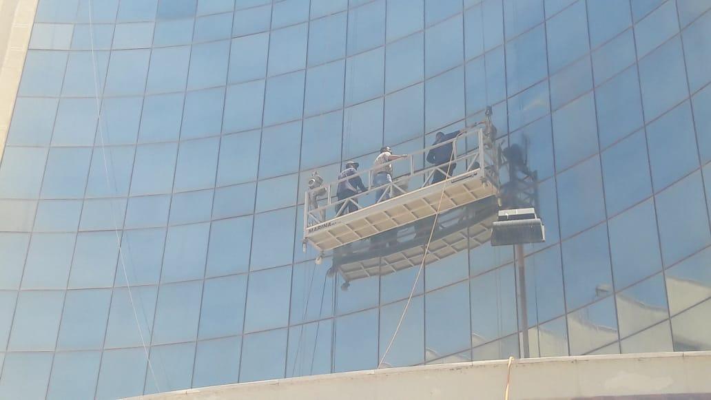 شركة النور 2 للنظافة تواصل أعمال تنظيف وتعقيم جامعة كفرالشيخ باستخدام الرافعات والأوناش العملاقة