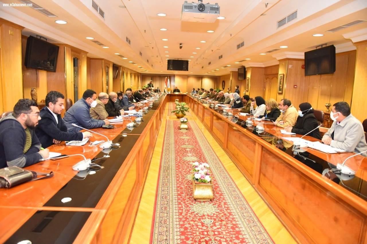 محافظ أسيوط يؤكد على متابعته المستمرة لمنظومة تقنين أراضي أملاك الدولة ويشدد على تكثيف العمل وزيادة معدلات الأداء