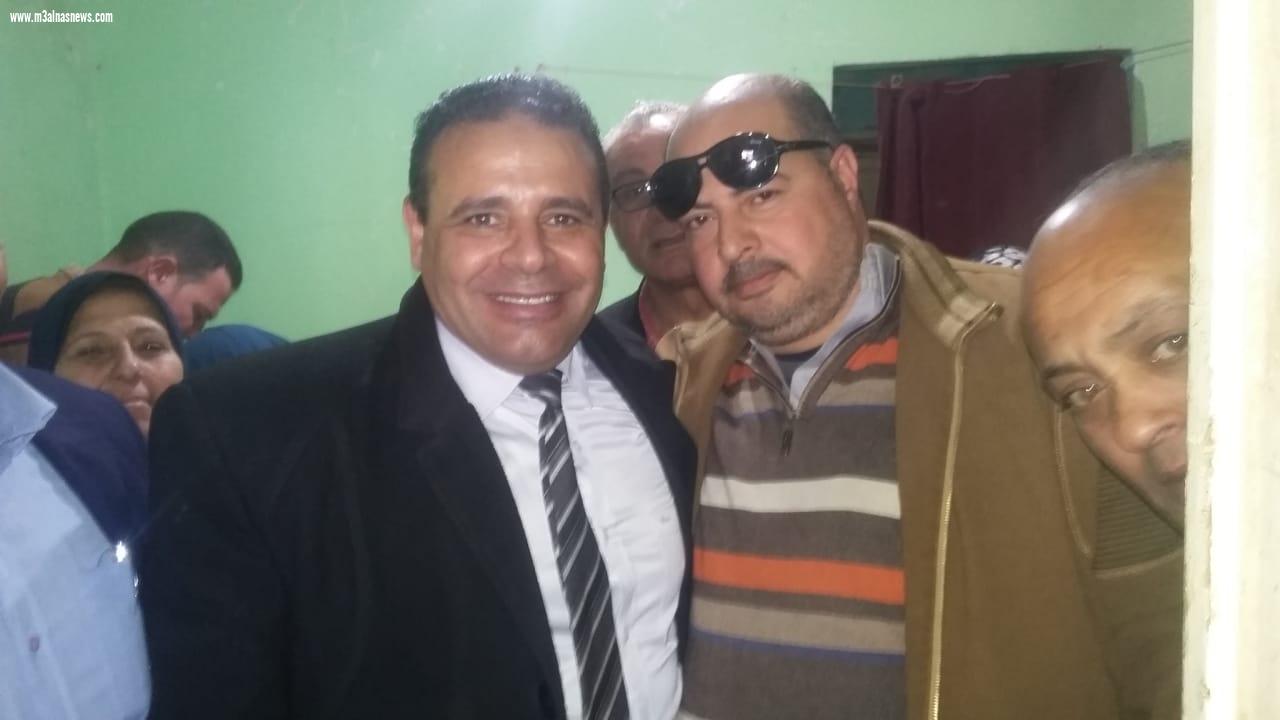 نائب مصيف بلطيم بكفر الشيخ يجرى الكشف الطبى فى  قافلة العيون