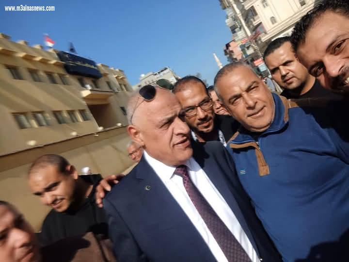 بالهتافات والأغانى الوطنيه والزغاريد ... الآلاف فى استقبال حاشد للواء مسعد أبوسكين بمسقط رأسه بكفر الشيخ