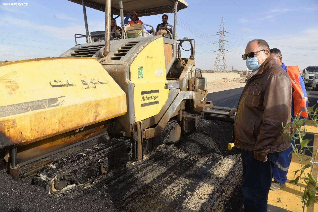 محافظ أسيوط يتفقد أعمال تطوير ورفع كفاءة ورصف طريق 