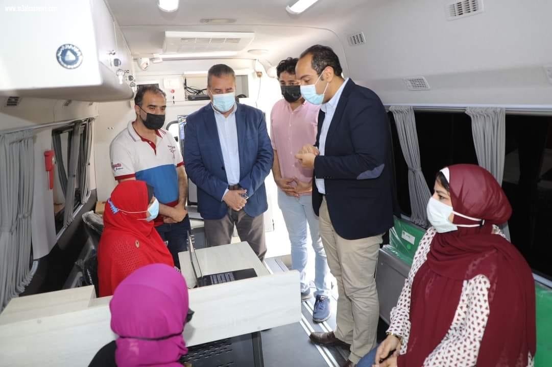 محافظ المنوفية يتفقد أول مركز تكنولوجى متنقل لتقديم الخدمات الحكومية