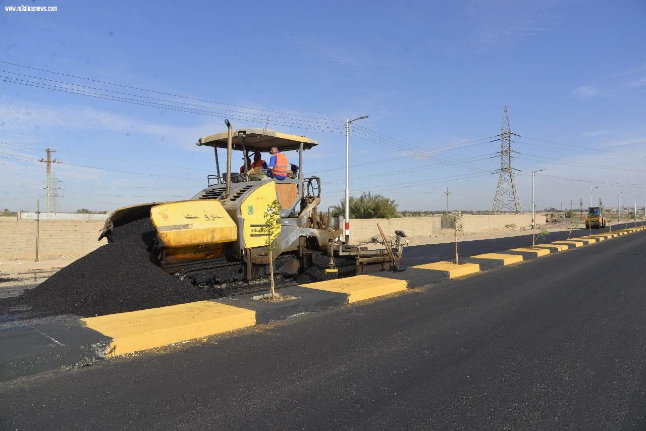 محافظ أسيوط يتفقد أعمال تطوير ورفع كفاءة ورصف طريق 