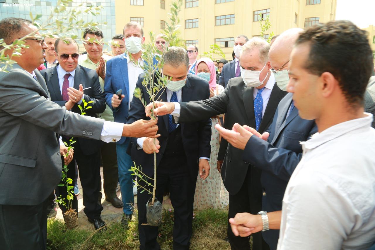محافظ كفر الشيخ ورئيس الجامعة يثنون على العروض الرياضية للجامعات المصرية