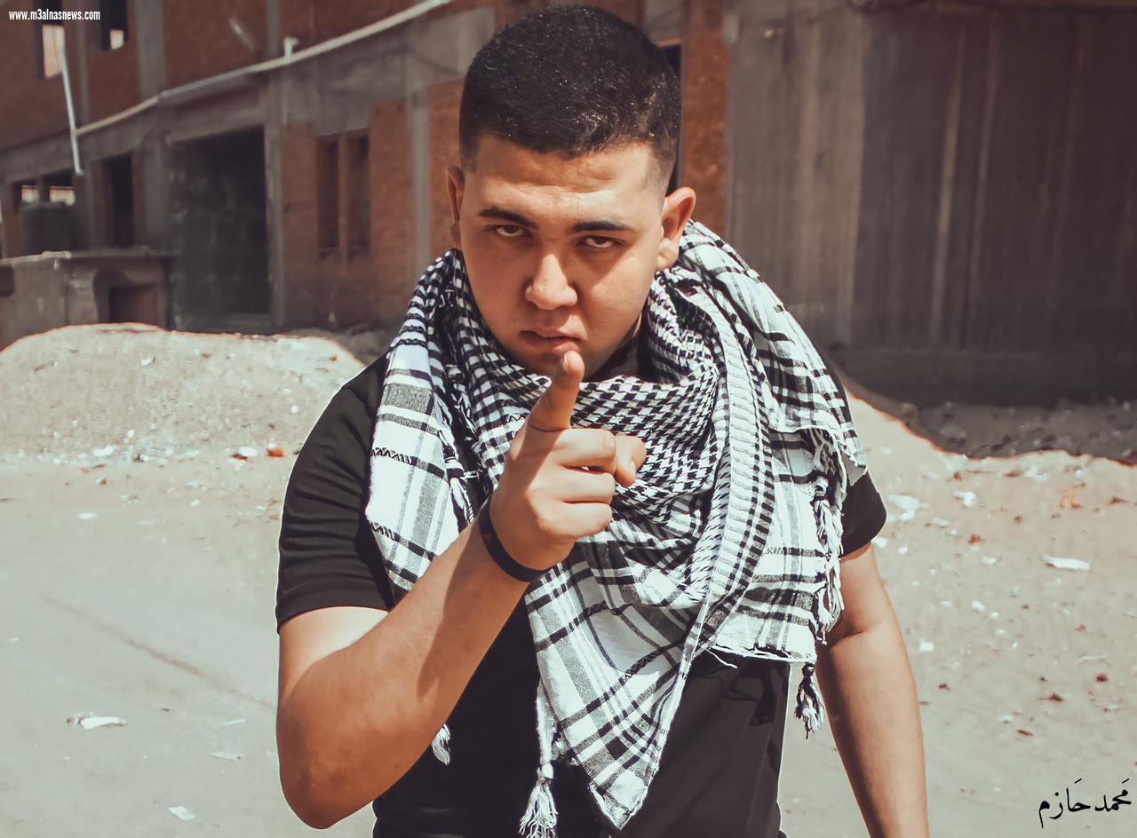 إعلامى مصرى شاب يصور سيشن يبين معاناة الشباب الفلسطينى